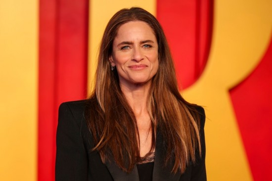  ϳ        "   "  Apple TV+